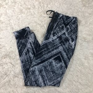Lululemon Jet Crop Full on Luon Size 4 Black White
